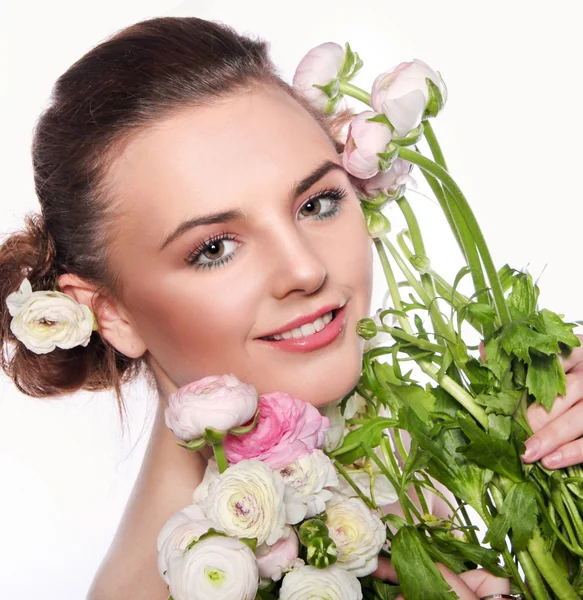 Νεαρή όμορφη γυναίκα με ένα μπουκέτο λουλούδια τρυφερών άνοιξης — Φωτογραφία Αρχείου